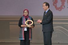 Deputi Bidang Ekonomi &amp; Transformasi Digital, Dr. Vivi Yulaswati, M.Sc. saat menerima penghargaan Silver Award mewakili Pavilion Indonesia di Expo 2025 Osaka, Jepang.
