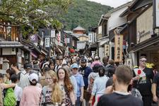 Sebuah jalan di Kyoto dipadati wisatawan asing pada 15 Oktober 2025.