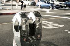 Ilustrasi coin parking atau parkir dengan membayar pakai koin.