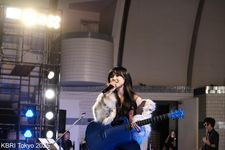 Penyanyi Indonesia, Shakira Jasmine, menutup acara Indonesia Japan Friendship Festival 2025 hari pertama.