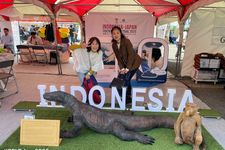 Pengunjung bisa berfoto dengan patung komodo di Indonesia Japan Friendship Festival 2025 di Tokyo.