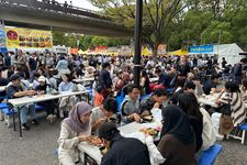 Pengunjung memadati area Indonesia Japan Friendship Festival 2025 di Tokyo.