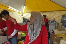 Vivi, salah satu penjual makanan Indonesia di Indonesia Japan Friendship Festival 2025 di Taman Yoyogi, Tokyo, Jepang. (18/10/2025)