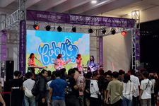 Penampilan salah satu band beranggotakan perempuan yang ikut memeriahkan acara Cosplay Mega Expo 2025 di Stadion utama GBK pada Minggu (19/10/2025).
