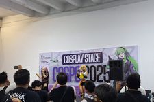 Penampilan dua cosplayer perempuan di Cosplay Stage dalam acara Cosplay Mega Expo 2025 di Stadion utama GBK pada Minggu (19/10/2025).