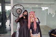 oliv (19) cosplay sebagai karakter Osaragi dari anime akamoto Days &amp; anjani (19) cosplay sebagai karakter Anya dari anime Spy x Family.