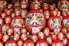 Boneka daruma, jimat keberuntungan Jepang simbol doa dan harapan.