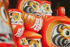 Boneka daruma, jimat keberuntungan Jepang simbol doa dan harapan.