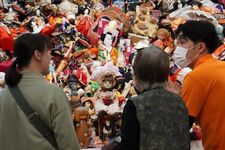 Dalam ritual pemakaman boneka di Osaka, setiap boneka dihadirkan dengan doa sebagai wujud rasa syukur dan penghormatan terakhir.