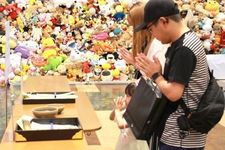 Di altar upacara, warga menyalakan dupa sebagai simbol perpisahan dan rasa terima kasih pada boneka.