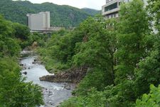 Sungai Toyohira yang mengalir melalui Jozankei Onsen, Hokkaido, Jepang.

