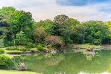 Taman Rikugien, salah satu taman Jepang terindah di Tokyo, merupakan bukti hidup akan keagungan seni periode Edo. 