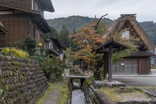 Desa Shirakawago Gassho-zukuri, memiliki lebih dari 100 bangunan Gassho-zukuri berukuran besar dan kecil.