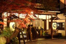 Kusatsu Onsen adalah resor pemandian air panas yang terletak di Prefektur Gunma, Jepang, di sebelah barat laut Tokyo. Pemandian kecil yang gratis bagi warga kota maupun wisatawan dikelola oleh warga kota itu sendiri.