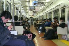 Ilustrasi suasana di dalam kereta Jepang saat banyak penumpang.
