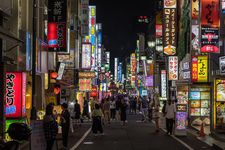Papan nama jalan neon berwarna-warni di Kabukichō, Shinjuku, Tokyo, Jepang.