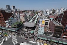 Pemandangan selatan Nakamise, Asakusa, Tokyo, yang terlihat dari Pusat Informasi Wisata Budaya Asakusa.