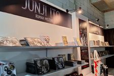 Booth merchandise Junji Ito yang menjual berbagai barang bertemakan Junji Ito. 