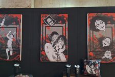Salah satu lukisan bertema Junji Ito di booth merchandise.