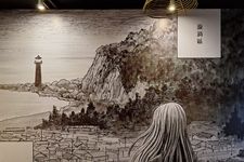 Gambar tersebut menampilkan instalasi seni atau mural yang terinspirasi dari seri manga Uzumaki karya maestro horor Junji Ito.