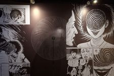 Salah satu lukisan karya Junji Ito yang diadaptasi dari manga Uzumaki, bertema spiral atau pusaran.