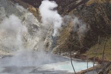 Danau Oyunuma, Noboribetsu Onsen, Hokkaido, Jepang, dilihat dari Titik Pandang Oyunuma.