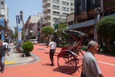 Sebuah jinrikisha (kereta dorong Jepang) di jalanan Asakusa, Jepang.