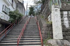 Tangga di depan Kuil Suga (Kecamatan Shinjuku).