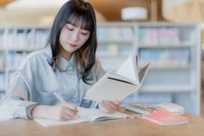Ilustrasi orang sedang belajar Bahasa Jepang untuk ujian.