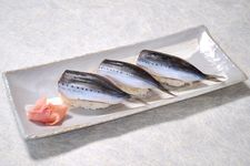 Iwashi-zushi adalah sushi sarden khas Prefektur Mie. Rasa asin, asam, dan gurih berpadu dalam hidangan tradisional musim gugur Jepang.