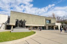 Fasad National Museum of Western Art di Tokyo, Jepang. 