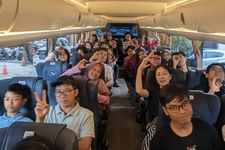 Peserta Jepang dan Indonesia yang duduk bersama di dalam bus, dimana setiap kursi harus diisi oleh oleh peserta Jepang dan Indonesia tidak boleh dari negara yang sama.