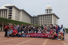 Peserta Jepang dan Indonesia sedang foto bersama di kawasan Masjid Istiqlal, Jakarta.