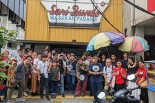 Peserta asal Jepang dan Indonesia berfoto bersama di depan restoran Padang, tempat mereka menikmati hidangan bersama.