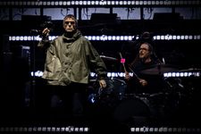 Liam Gallagher (kiri) dari band Inggris Oasis tampil di atas panggung di Stadion GNP Seguros di Mexico City pada 12 September 2025.