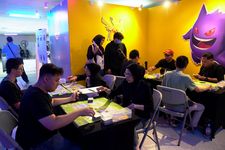 Belajar dan bermain kartu Pokemon di Indonesia Game Week.