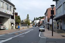 Melihat ke arah jalan utama dekat kantor pemadam kebakaran dan kantor pos di Koyasan, Jepang.
