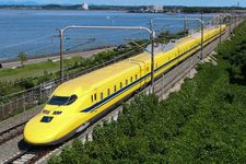Kereta uji coba komprehensif rel listrik Shinkansen tipe 923 formasi T4 (Doctor Yellow) beroperasi antara Hamamatsu dan Toyohashi di jalur Tokaido Shinkansen.
