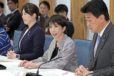 Perdana Menteri Jepang Sanae Takaichi (tengah) berbicara dalam pertemuan pertama para menteri terkait kebijakan mengenai warga negara asing di kantor perdana menteri di Tokyo pada 4 November 2025, didampingi oleh Kimi Onoda (kiri), menteri yang bertanggung jawab atas kebijakan terkait warga negara asing.