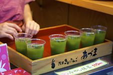 Es teh matcha diambil di sepanjang Namakise-Dori, jalan pejalan kaki di luar Senso-Ji di Tokyo, Jepang.