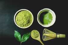 Ini adalah tampilan teh matcha, dengan bubuk, dan daunnya.