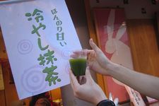 Penampilan matcha dingin tanpa campuran bahan lain.