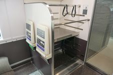 Rak bagasi besar (Kuha E352-9) yang dipasang di gerbong biasa seri E353 JR East.
