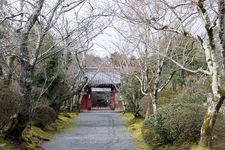 Gambar yang menunjukkan foto yang diambil di Jōshō-ji Jakko-san di Kyoto jalan besar.