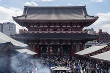 Kuil Senso-ji di Asakusa, Jepang.

