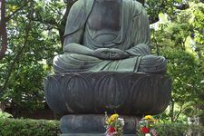 Patung Buddha yang sedang meditasi di Kuil Senso-ji Asakusa, Jepang.
