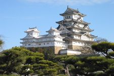 Istana Himeji dilihat dari wilayah Nishinomaru.