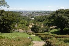 Pemandangan Taman Bermain Anak-Anak dari dekat pintu masuk kebun binatang di Kanazawa Natural Park (Kawasan Kanazawa, Kota Yokohama, Prefektur Kanagawa).