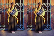 Orang Jepang memakai hakama salah satunya saat wisuda.