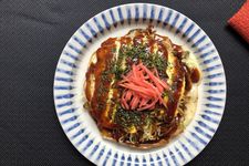 Okonomiyaki, makanan khas Hiroshima, Jepang.